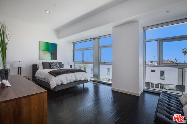 Building Photo - 3111 Vía Dolce