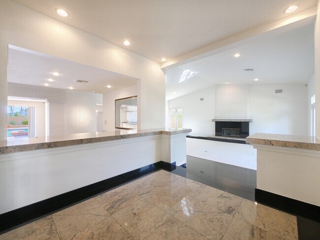 Building Photo - 48600 Shady View Dr