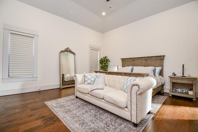 Building Photo - 3203 Blue Bonnet Blvd