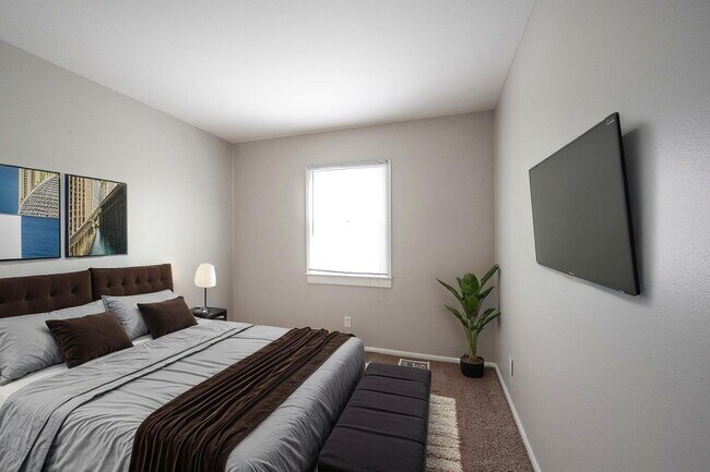 Building Photo - "Charming 3-Bed, 2-Bath Gem on E 35th St w...