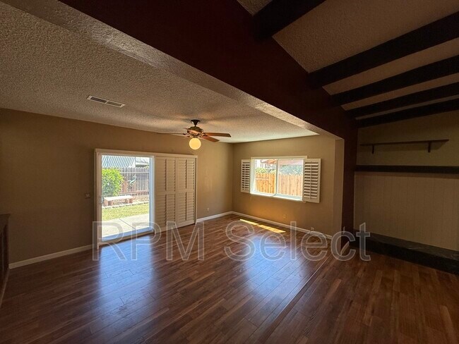 Building Photo - 1017 Silver Lake Dr