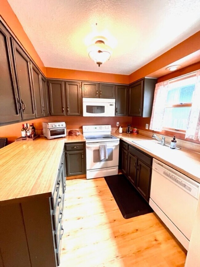 Building Photo - Single Level Westside Home with fabulous backyard!!
