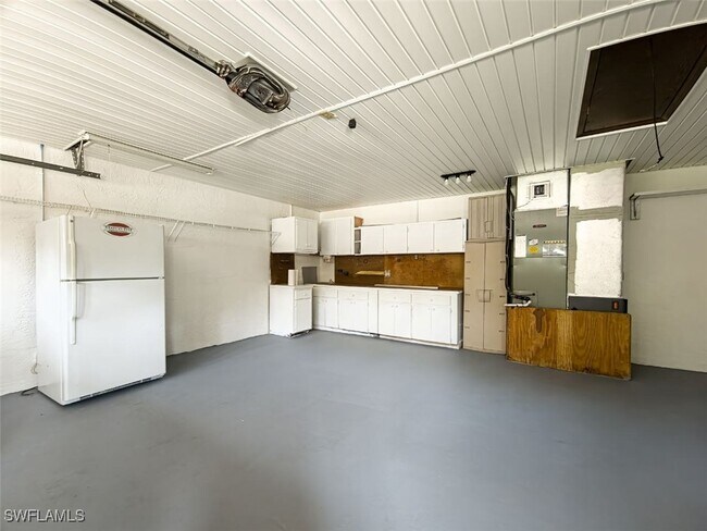 Building Photo - 565 N Idle Terrace