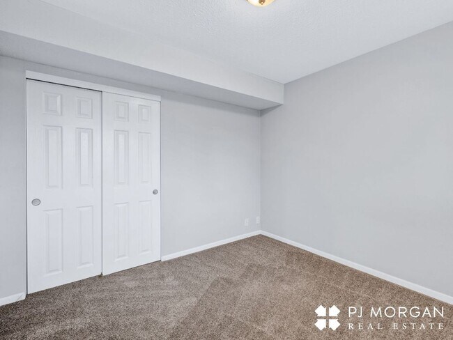 Building Photo - Charming 3 bedroom, 2 bathroom Duplex with 2 Car Garage - COMING SOON