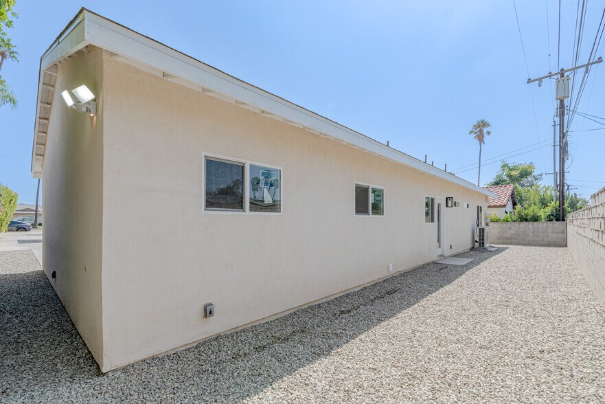 Building Photo - 1219 N Azusa Ave