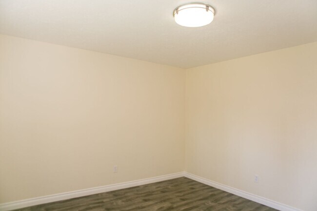 Building Photo - 4 bedroom 3 bath house for rent- Great location in Milwaukie, OR!