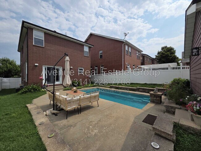 Building Photo - 3948 Blaine Ave