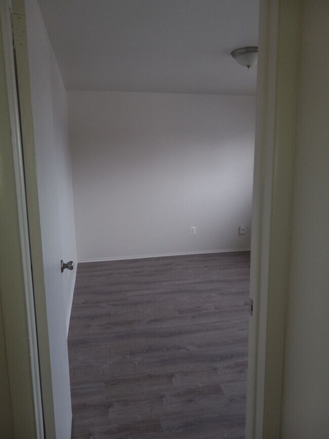 Building Photo - Newly renovated spacious 1 bedroom