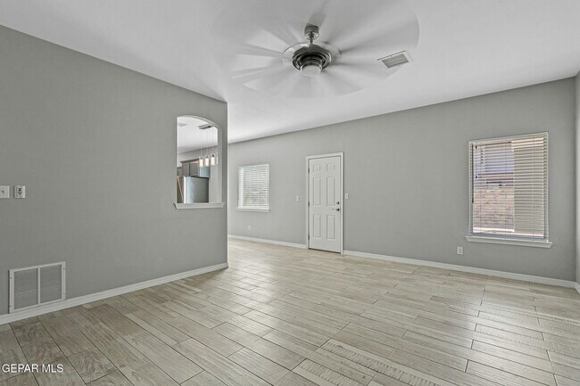 Building Photo - 2137 Shreya St
