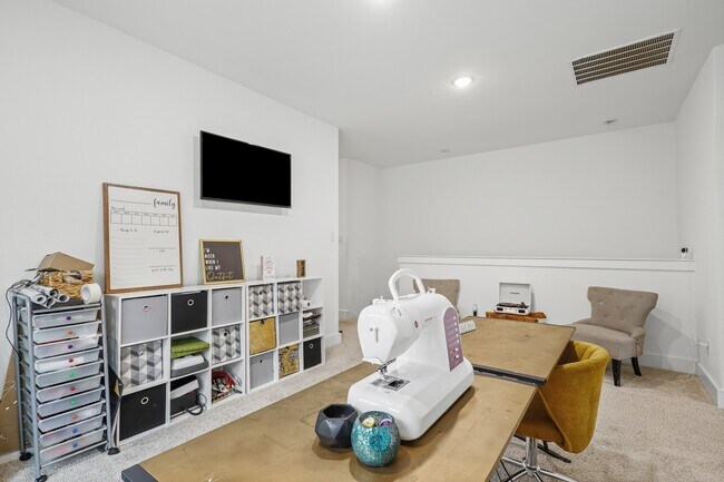 Building Photo - 1013 Carnation Dr
