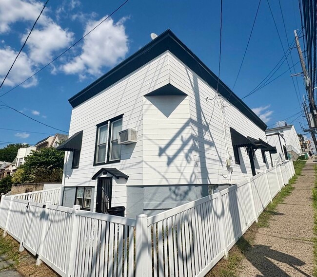 Primary Photo - 1000 Columbia Ave