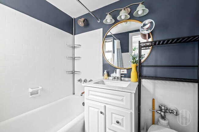 Building Photo - 321 E 43rd St