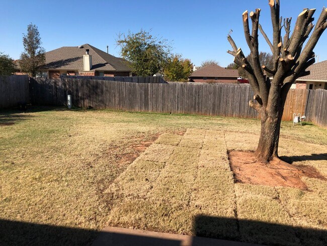 Building Photo - 3 bed 2 bath home for rent in Norman near SE 24th and Lindsey, new paint, new flooring, great area!