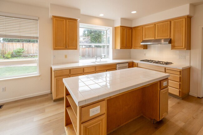 Building Photo - Beautiful Mission Hills Home