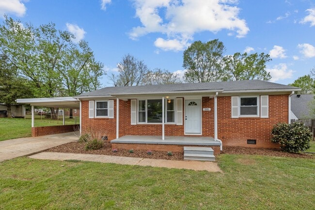 Building Photo - 205 Fieldstone Cir