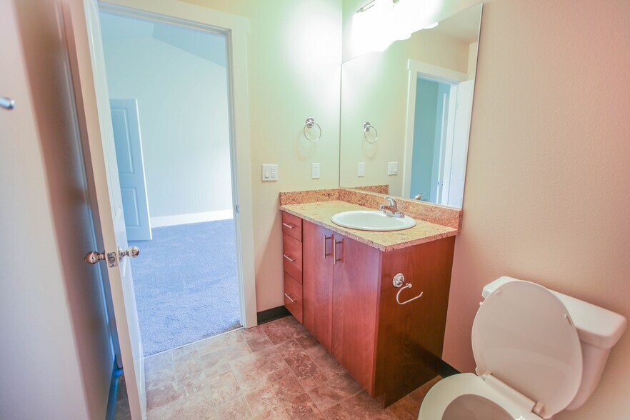 Building Photo - 900 SW Grove St