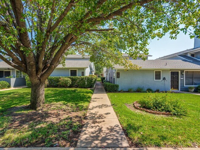 Building Photo - "Charming 3-2 Townhouse Near Shopping, Dining & Entertainment!"