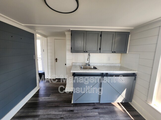 Building Photo - 228 S Walnut Ave