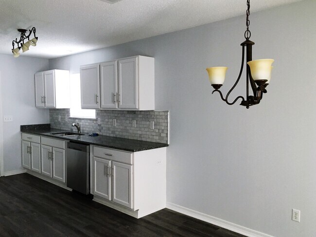 Building Photo - 902 Lauderhill Ln