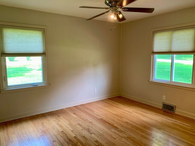 Building Photo - 14865 Pershing Dr