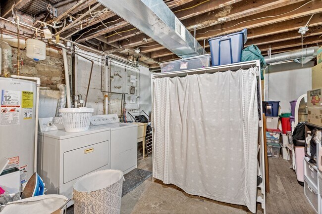 Building Photo - Sensational 2 bedroom home in Beechview available May 1!