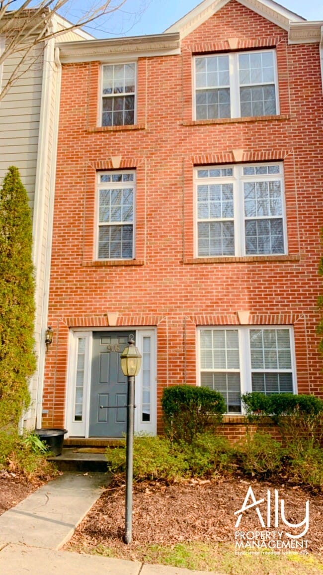 Building Photo - 908 Rainier Rd