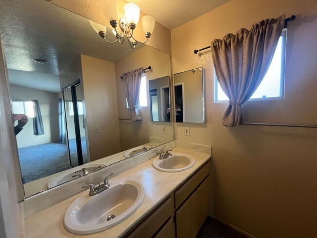 Building Photo - 2 Bedroom, 2.5 Bathroom Condo for Rent in ...