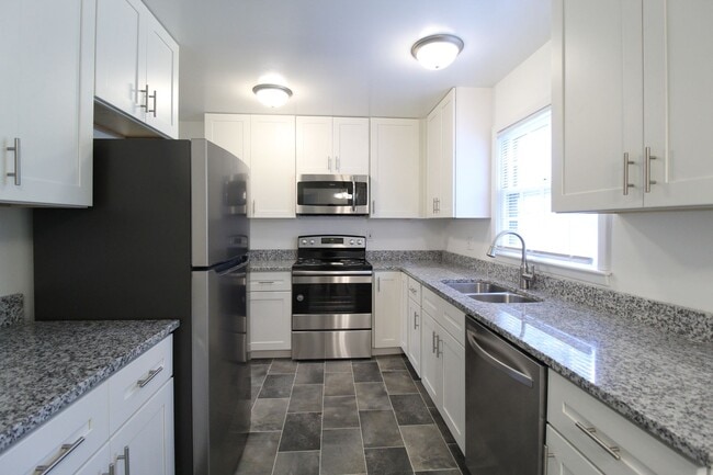 Building Photo - 3 Bedroom 2 Bath Home In Overland Park