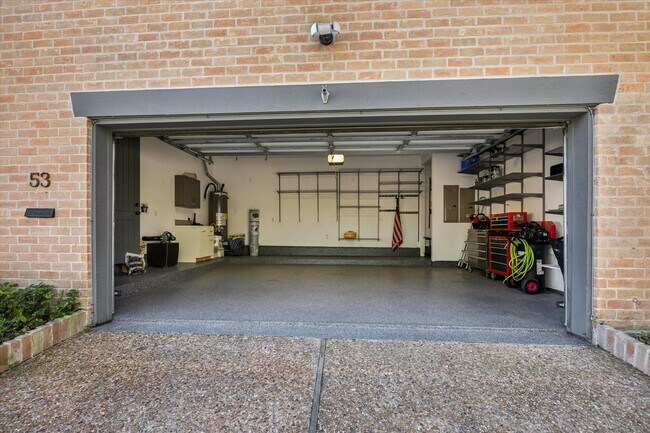 Building Photo - 10 S Briar Hollow Ln