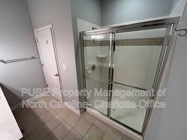 Building Photo - 462 New Bern Station Ct