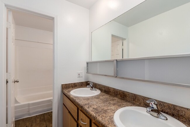 Building Photo - Stadio 3 bedroom townhome