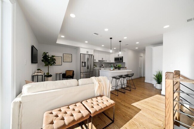 Building Photo - 19 Armory St