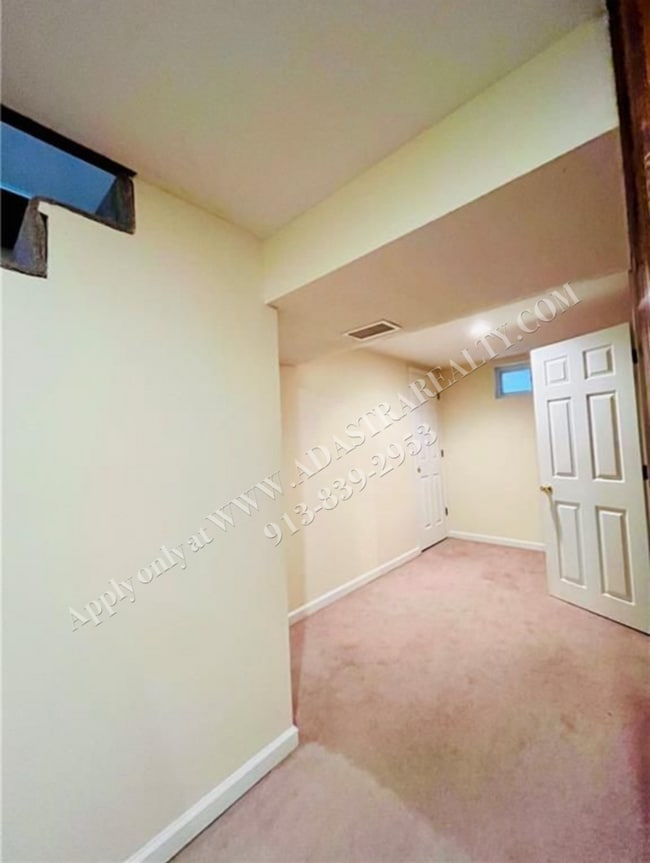 Building Photo - Charming 3 Bed 2 Bath Home-Coming SOON!