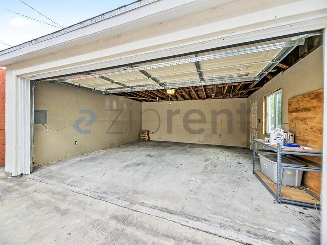 Building Photo - Unit