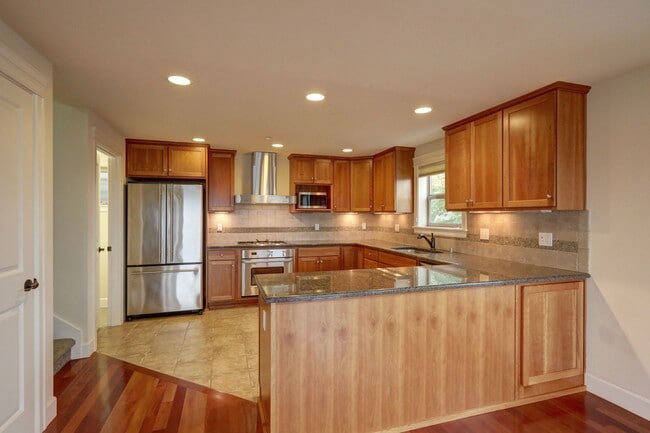 Building Photo - Grand 4 bedroom /2.5-bathroom Townhome w/ Sweeping Views of Lake Union & Cascades!