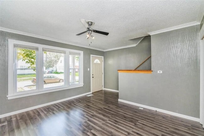 Building Photo - Charming 2 bedroom 1 bathroom townhouse