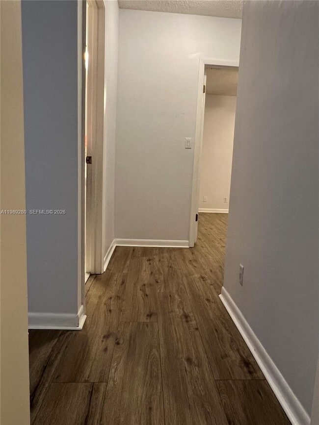 Building Photo - 543 Racquet Club Rd