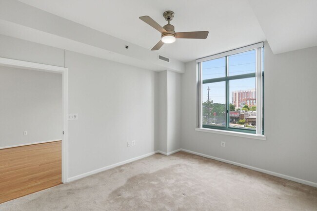Building Photo - Bright & Renovated Condo with Pool, Gym & Parking!