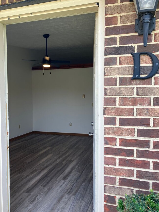 Building Photo - Ranch Style - Remodeled 2 Bedroom, 1 Bath ...
