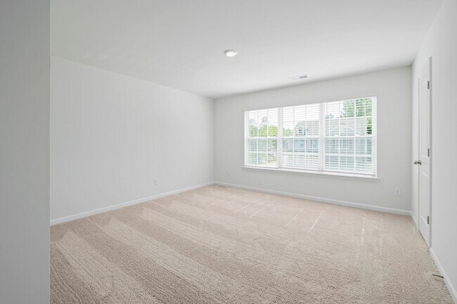 Building Photo - Brand New 5 Bedroom 3 full baths