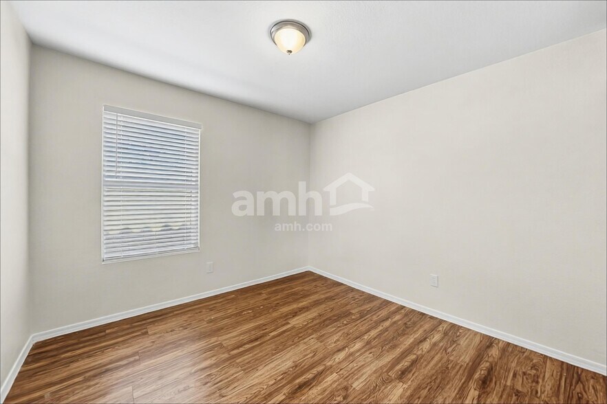 Building Photo - 12554 W Holly St