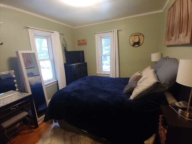 Building Photo - AVAILABLE JUNE 1ST - 2 BED 1 BATH NEAR CAMPUS