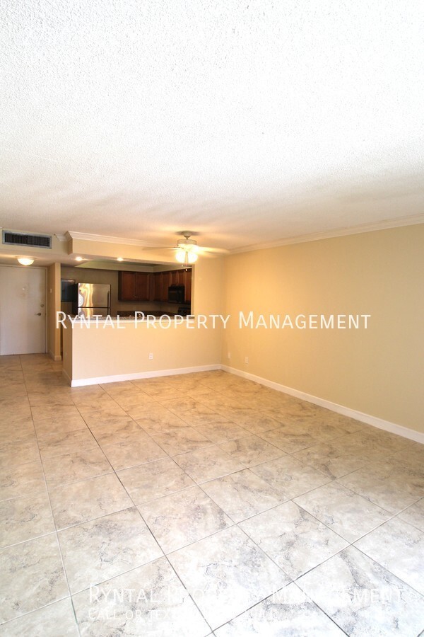 Building Photo - Cozy 1/1 Condo Near Downtown SRQ!