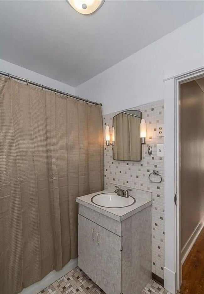 Building Photo - 625 N 16th Ave E