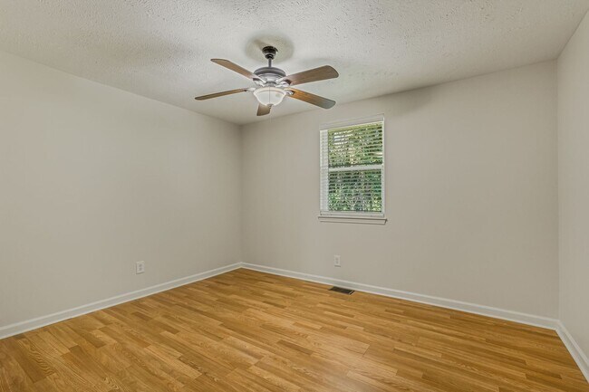 Building Photo - AVAILABLE NOW at a Good Price. 2 Bed 1 Bath FOR LEASE in South Inglewood (East Nashville). $1600 ...