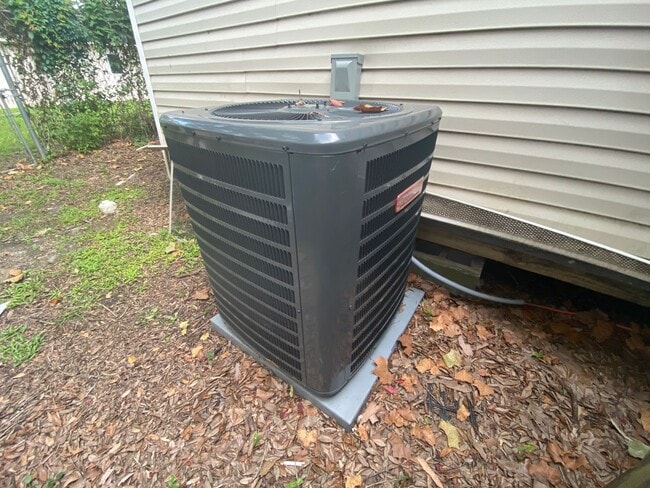 Building Photo - One Bedroom - Great Location