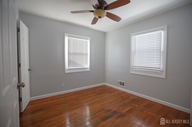 Building Photo - 545 Olive Pl