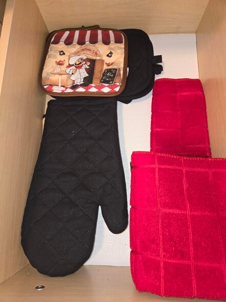 KITCHEN LINENS - 1713 Anderson St