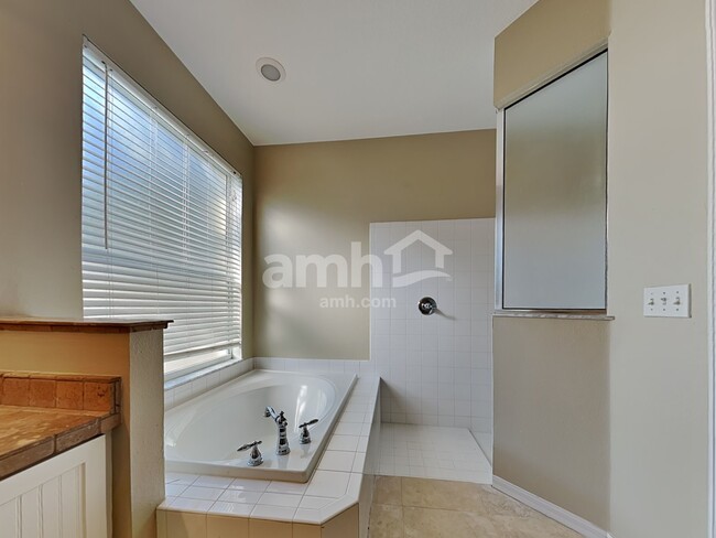 Building Photo - 5018 Sky Blue Dr