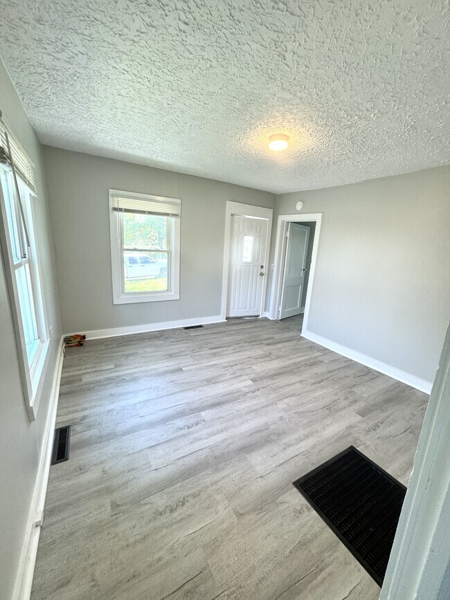 Building Photo - 105 Trail Dr